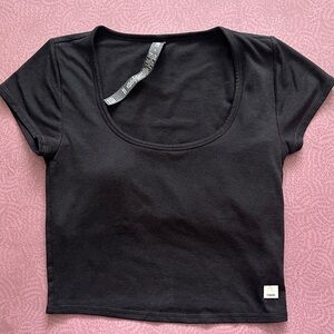 Vuori Women’s Short Sleeve Halo Crop, Heather Black, Small, EUC